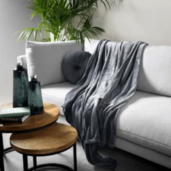 Dutch Decor Plaid Harvey - 150x200cm - Charcoal Gray 5 Dutch Decor Plaid Harvey - 150x200cm - Charcoal Gray -Huiselijk Leven dutch decor plaid harvey 150x200cm charcoal gray polyester 3 1